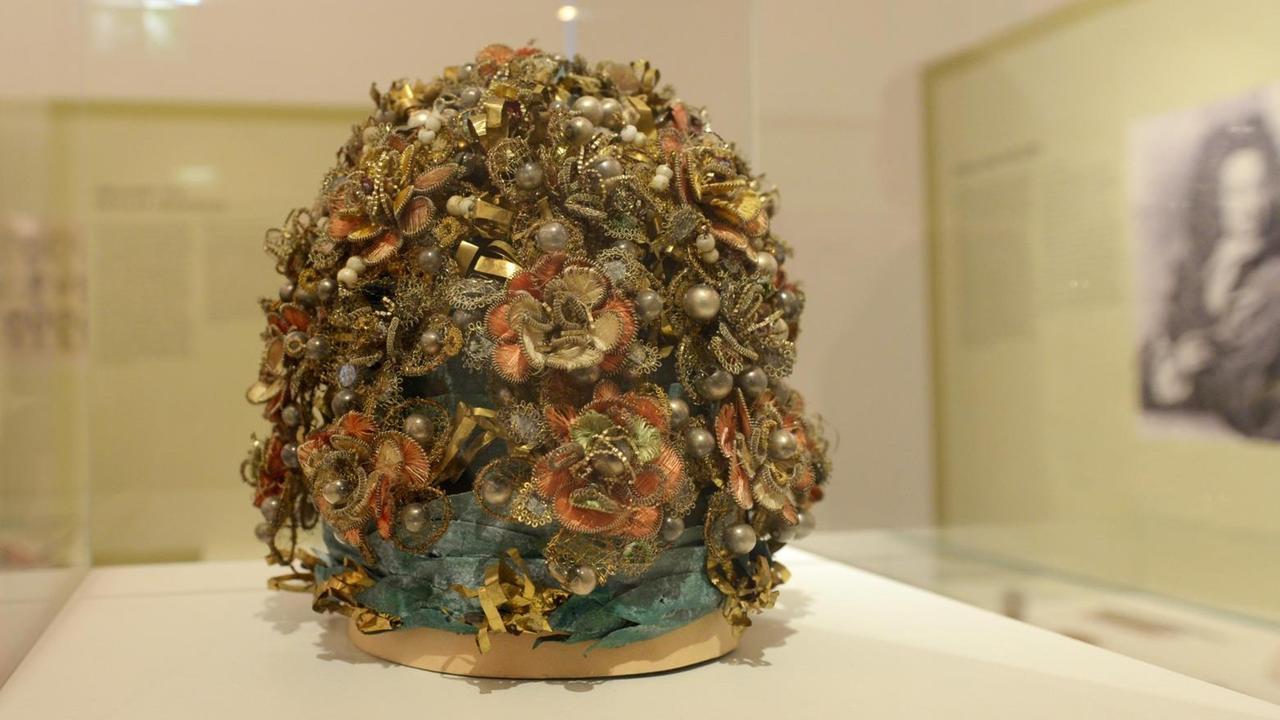 Eine Totenkrone aus dem 18./19. Jahrhundert in der Ausstellung "Praxiswelten" des Berliner Medizinhistorischen Museums der Charité in Berlin, 2014. Eine Totenkrone aus dem 18./19. Jahrhundert in der Ausstellung "Praxiswelten" des Berliner Medizinhistorischen Museums der Charité in Berlin, 2014.