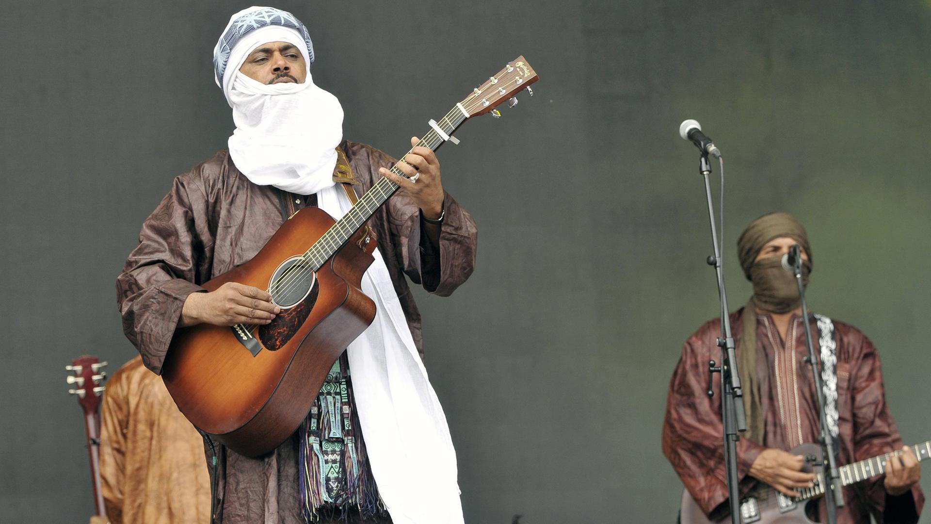 Die Band Tinariwen bei einem Auftritt in Frankreich im Sommer 2014. Die Band Tinariwen bei einem Auftritt in Frankreich im Sommer 2014.