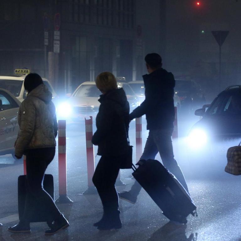 Hamburg, 7. November 2019 - Reisende kommen am Morgen bei Nebel am Flughafen Hamburg an. Die Flugbegleitergewerkschaft Ufo streikt bei der Lufthansa.