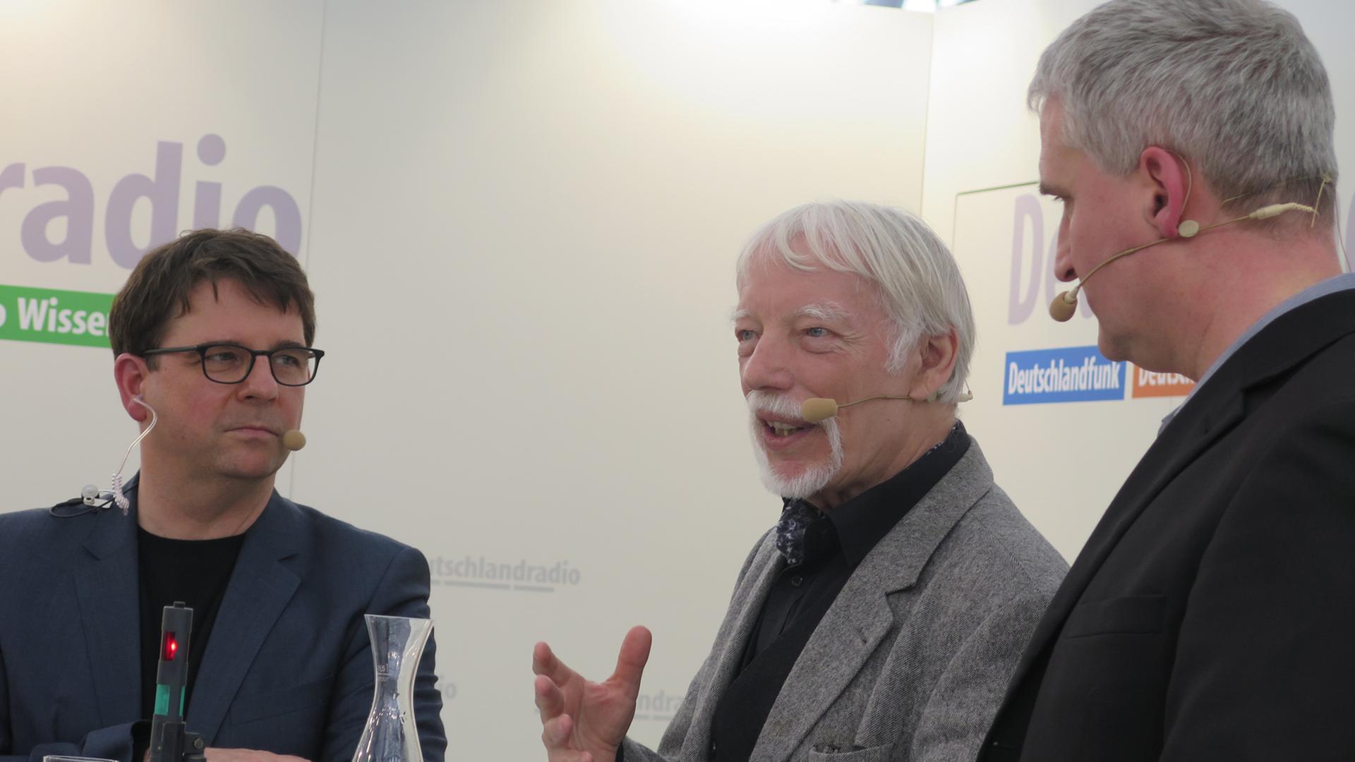 Der Ägyptologe Jan Assmann (M.) im Gespräch mit Thorsten Jantschek (l.) und Philipp Gessler. Der Ägyptologe Jan Assmann (M.) im Gespräch mit Thorsten Jantschek (l.) und Philipp Gessler.