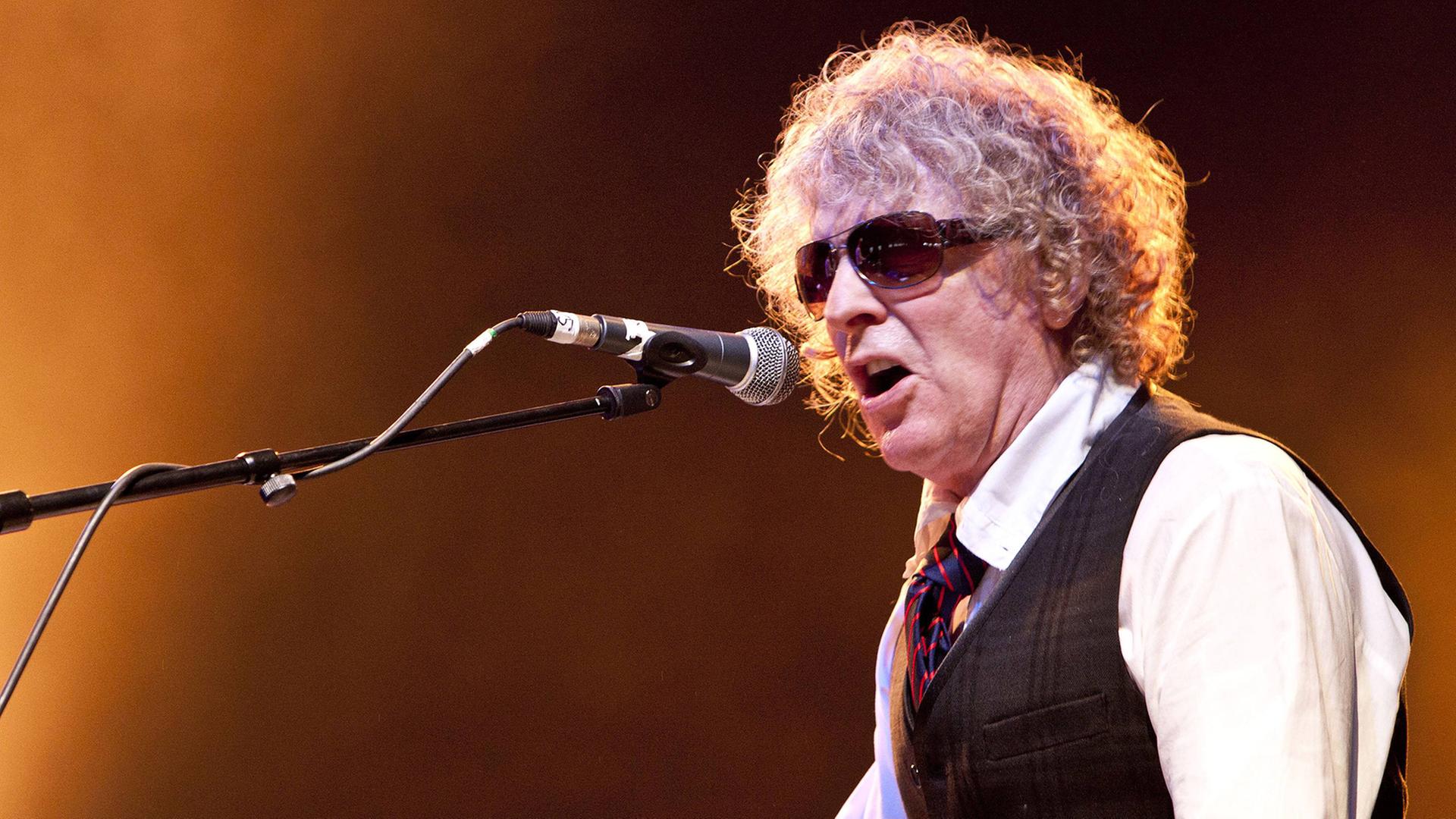 Der Musiker Ian Hunter bei einem Konzert im Sommer 2012. Der Musiker Ian Hunter bei einem Konzert im Sommer 2012.