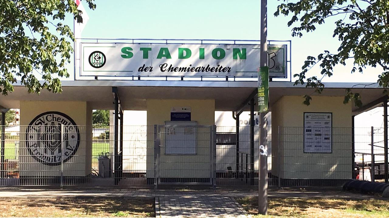 Eingang zu "Stadion der Chemiearbeiter" in Premnitz Eingang zu "Stadion der Chemiearbeiter" in Premnitz