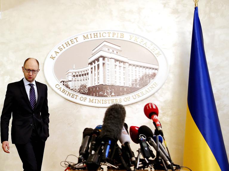 Arsenij Jazenjuk, der momentane Ministerpräsident der Ukraine, bei einer Pressekonferenz.