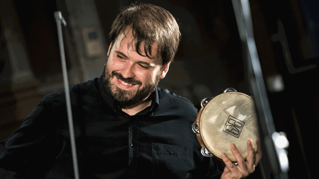 Der Schlagzeuger Daniel Garay vom Euskal-Barrokensemble bei einem Konzert im Troja-Schloss Prag Der Schlagzeuger Daniel Garay vom Euskal-Barrokensemble bei einem Konzert im Troja-Schloss Prag
