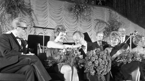 Bei der Bambi-Verleihung 1963 küsste Heinz Rühmann Lieselotte Pulver die Hand. 
