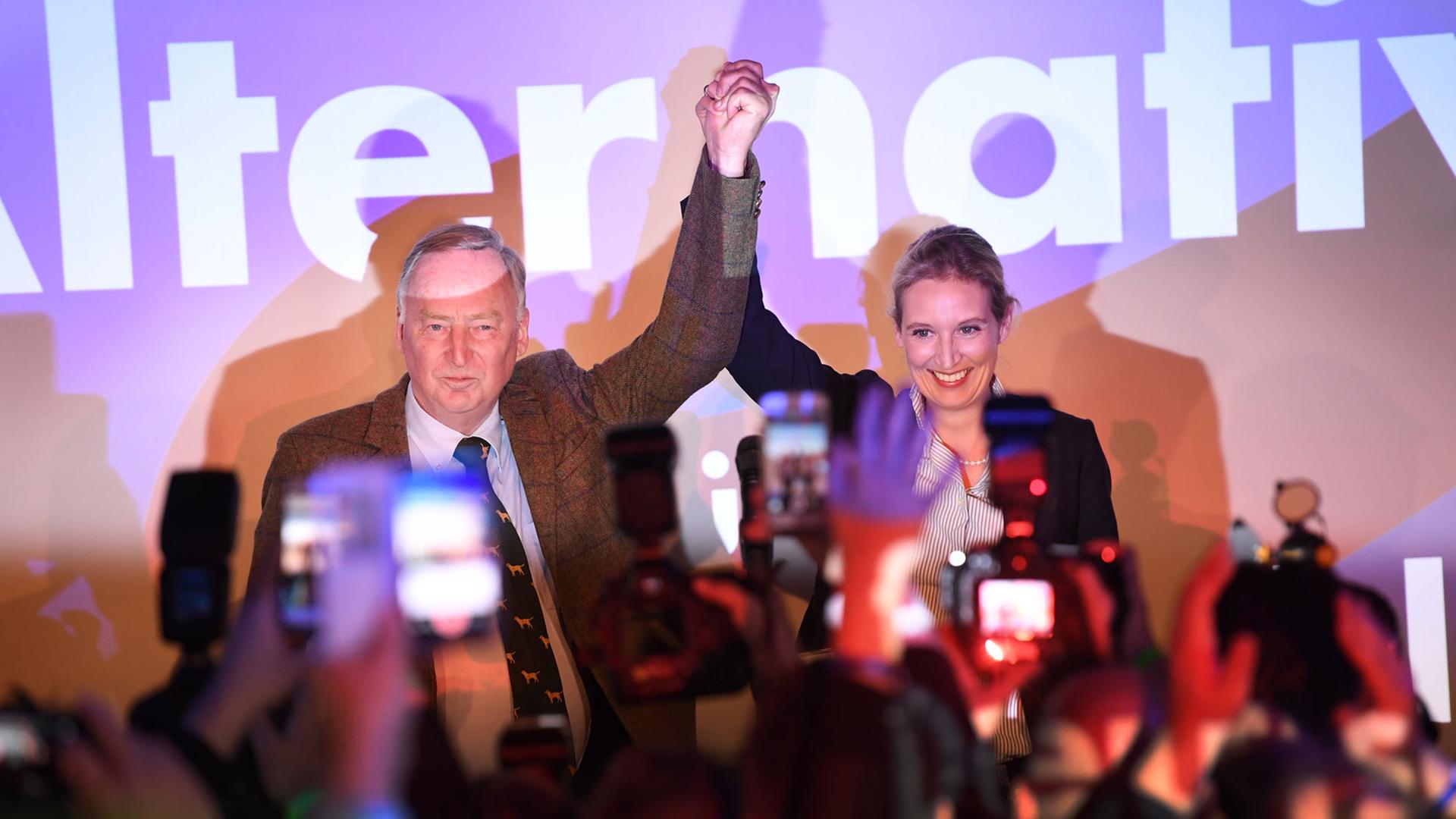 Alexander Gauland, Spitzenkandidat der Partei Alternative für Deutschland (AfD) und Alice Weidel, Spitzenkandidat der Partei Alternative für Deutschland (AfD), jubeln am 24.09.2017 auf der Wahlparty ihrer Partei in Berlin. Alexander Gauland, Spitzenkandidat der Partei Alternative für Deutschland (AfD) und Alice Weidel, Spitzenkandidat der Partei Alternative für Deutschland (AfD), jubeln am 24.09.2017 auf der Wahlparty ihrer Partei in Berlin.