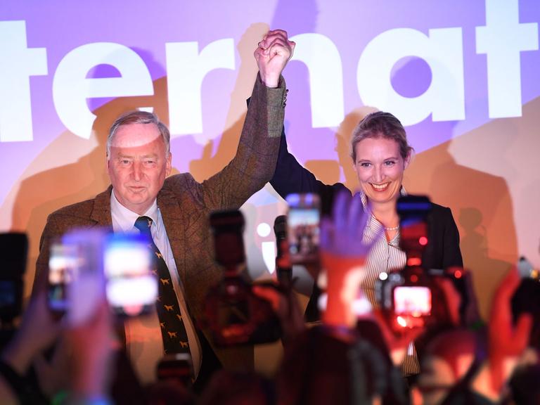 Alexander Gauland und Alice Weidel jubeln auf der Wahlparty ihrer Partei.