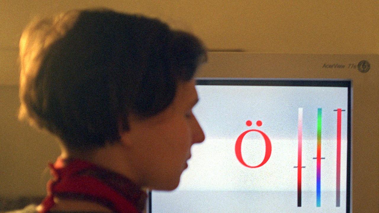 Im Allgemeinen Institut für Psychologie der Universität Leipzig ordnet Synästhetikerin Sabine Schneider am 19.4.2000 in einem verdunkelten Raum am Computer Farben denjenigen Buchstaben und Zahlen zu, die sie als dazugehörig empfindet. Für Synästhetiker verbinden sich Buchstaben, Zahlen, Wörter, aber auch Geräusche und Töne mit ganz bestimmten Farben. An der Universität hat kürzlich ein Forschungsprojekt begonnen, das das als Synästhesie (Sinnesvermischung) bezeichnete Phänomen untersucht. Im Allgemeinen Institut für Psychologie der Universität Leipzig ordnet Synästhetikerin Sabine Schneider am 19.4.2000 in einem verdunkelten Raum am Computer Farben denjenigen Buchstaben und Zahlen zu, die sie als dazugehörig empfindet. Für Synästhetiker verbinden sich Buchstaben, Zahlen, Wörter, aber auch Geräusche und Töne mit ganz bestimmten Farben. An der Universität hat kürzlich ein Forschungsprojekt begonnen, das das als Synästhesie (Sinnesvermischung) bezeichnete Phänomen untersucht.