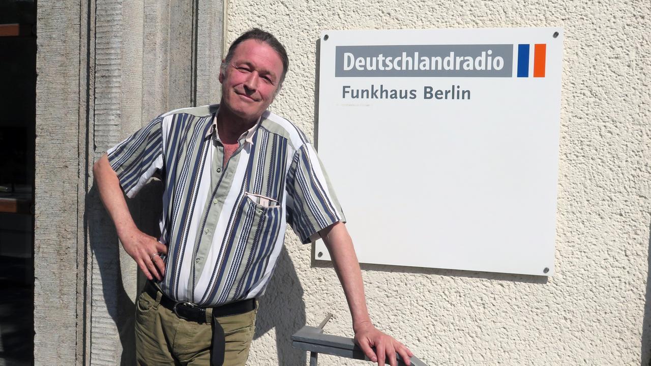 Götz Wörner vor dem Funkhaus von Deutschlandradio Kultur