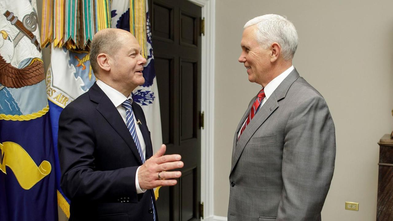 Bundesfinanzminister Olaf Scholz (SPD) und US-Vizepräsidenten Mike Pence (r) unterhalten sich. Bundesfinanzminister Olaf Scholz (SPD) und US-Vizepräsidenten Mike Pence (r) unterhalten sich.