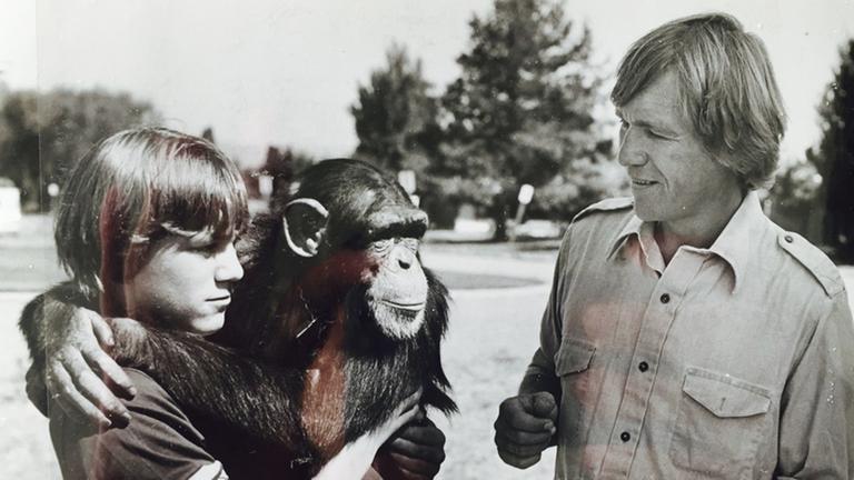 Durch die Arbeit seines Vaters Roger wuchs Joshua Fouts in engem Kontakt zu Schimpansen auf. Das Bild zeigt die beiden mit der Schimpansin Tatu