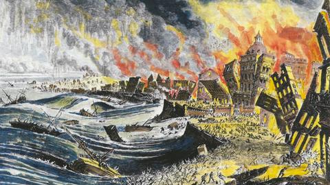 Farbiges Gemälde vom Erdbeben in Lissabon: die Häuser brennen und das Meer schlägt hohe Wellen, überall rennen Menschen in Panik.
