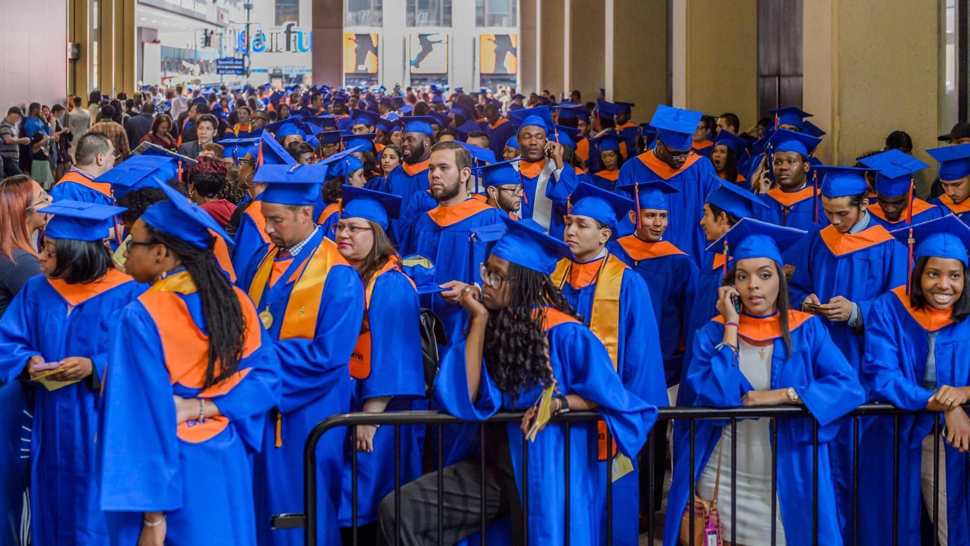 College-Studenten in New York warten auf ihre Abschlussfeier im Madison Square Garden College-Studenten in New York warten auf ihre Abschlussfeier im Madison Square Garden