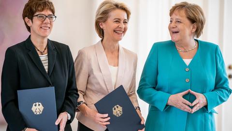 Ursula von der Leyen (Mitte), scheidende Verteidigungsministerin und neugewählte EU-Kommissionspräsidentin, erhält im Schloss Bellevue ihre Entlassungsurkunde neben ihrer Nachfolgerin Annegret Kramp-Karrenbauer (links), im Beisein von Bundeskanzlerin Angela Merkel.