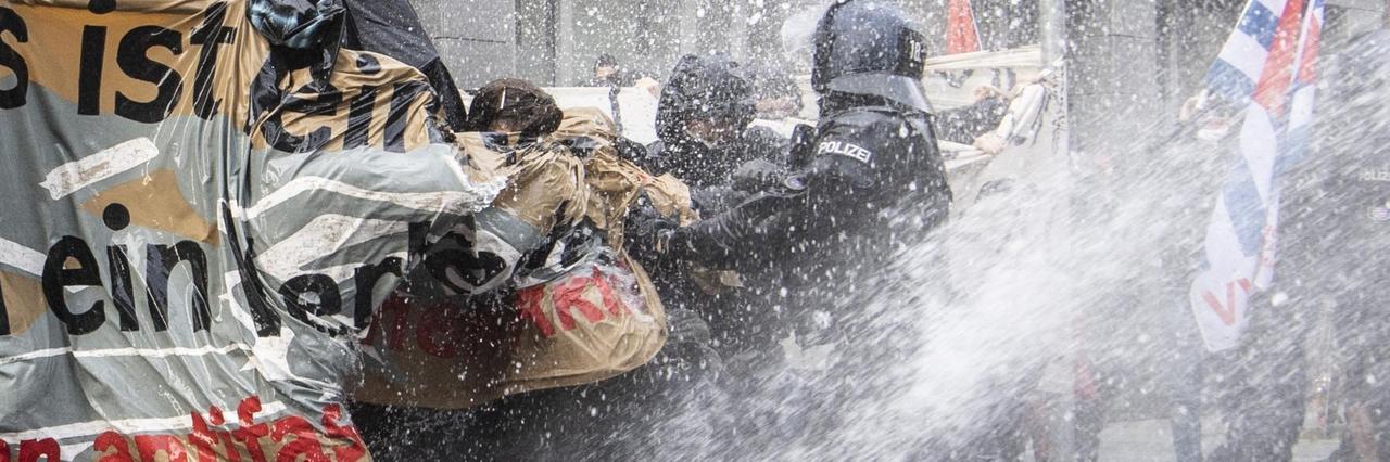 Polizei setzt einen Wasserwerfer auf die Gegner der "Querdenken"-Demonstration ein.
Polizei setzt einen Wasserwerfer auf die Gegner der "Querdenken"-Demonstration ein.
