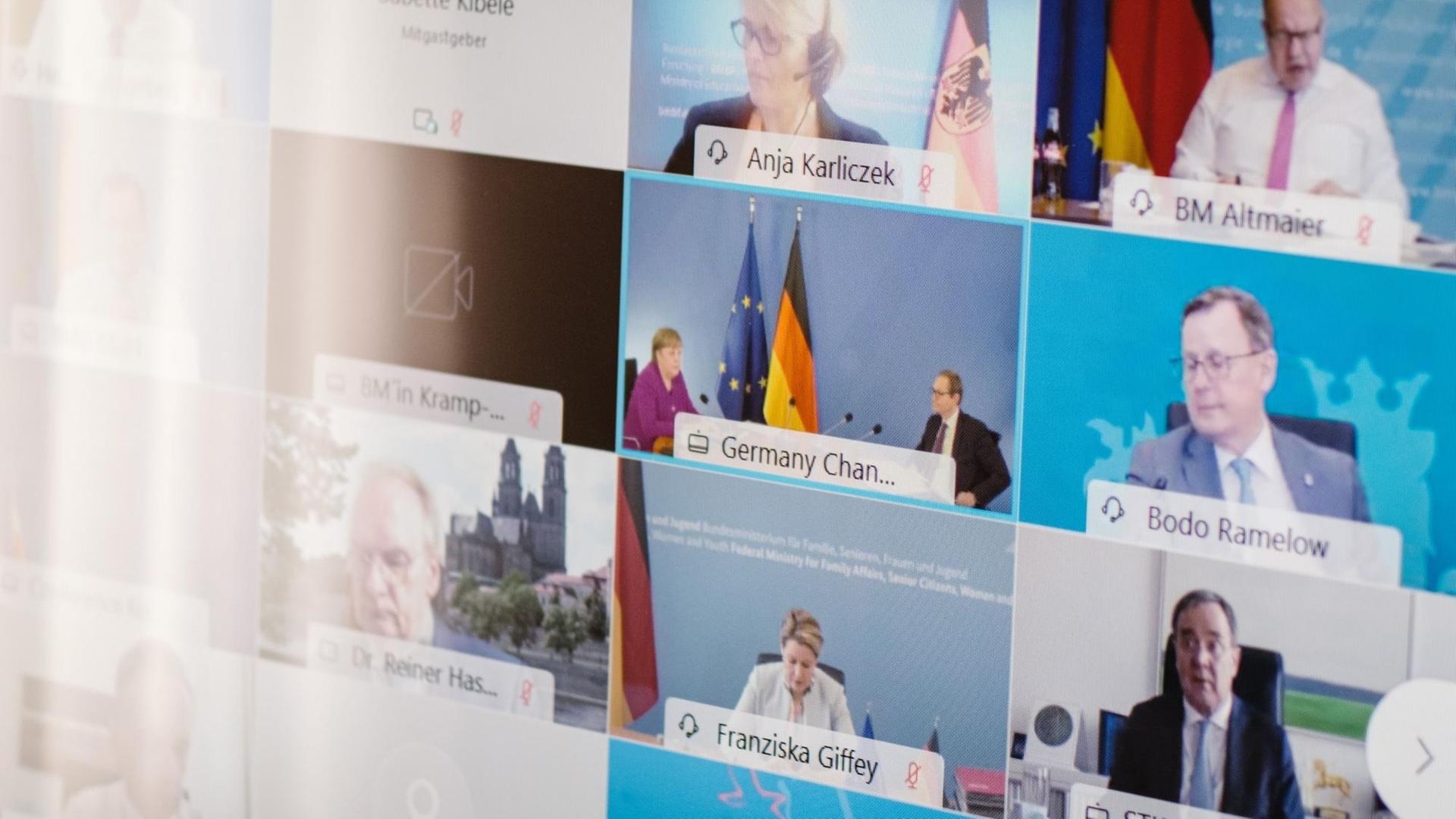 Auf einer Leinwand sind die Gesichter von führenden deutschen Politikerinnen und Politikern zu sehen. Auf einer Leinwand sind die Gesichter von führenden deutschen Politikerinnen und Politikern zu sehen.