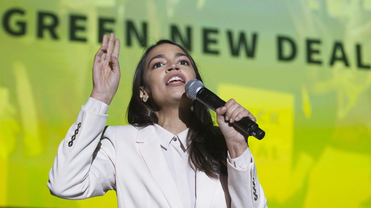 Die US-amerikanische Politikerin Alexandria Ocasio-Cortez von den Demokraten steht auf einer Bühne. Im Hintergrund ist der Schriftzug "The Green New Deal" zu erkennen. Die US-amerikanische Politikerin Alexandria Ocasio-Cortez von den Demokraten steht auf einer Bühne. Im Hintergrund ist der Schriftzug "The Green New Deal" zu erkennen.