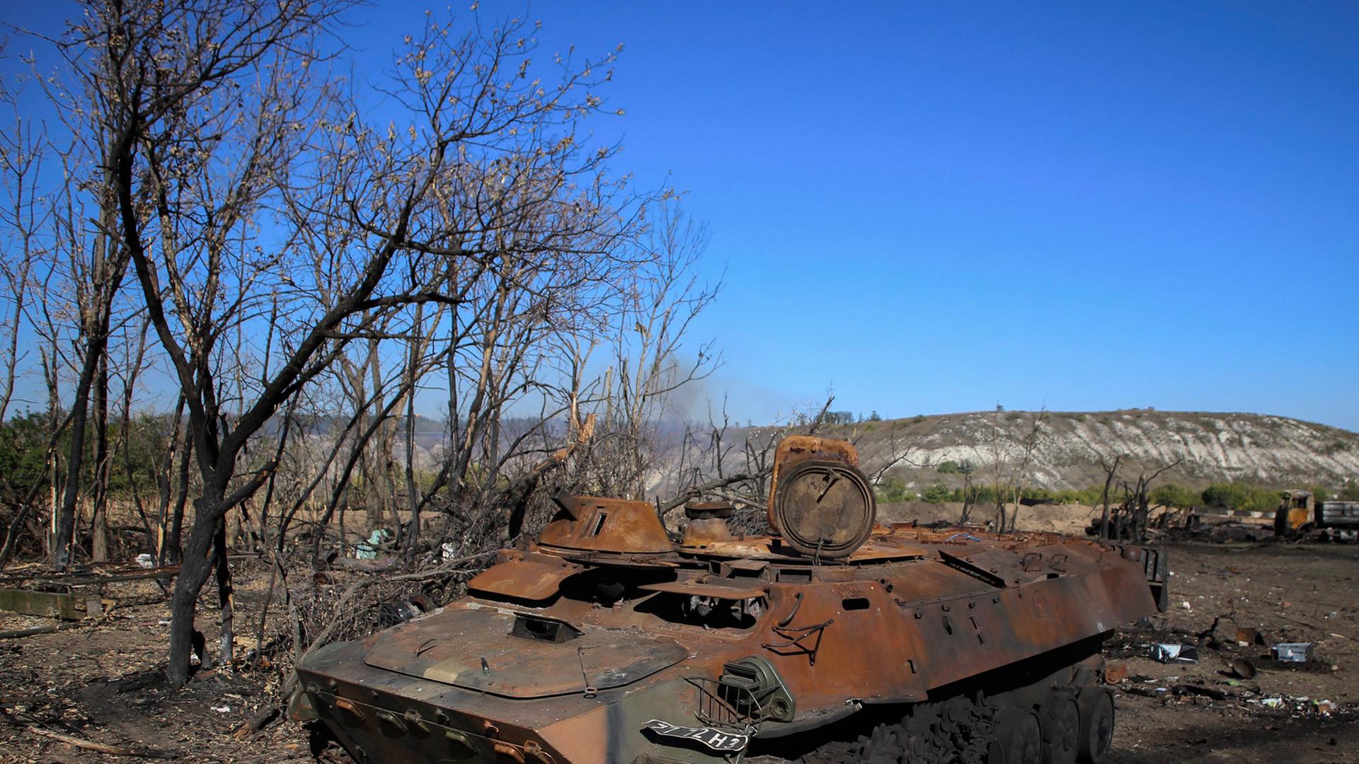 Ein zerstörter Panzer der ukrainischen Armee steht am 19. September 2014 in der Region Lugansk. Ein zerstörter Panzer der ukrainischen Armee steht am 19. September 2014 in der Region Lugansk.