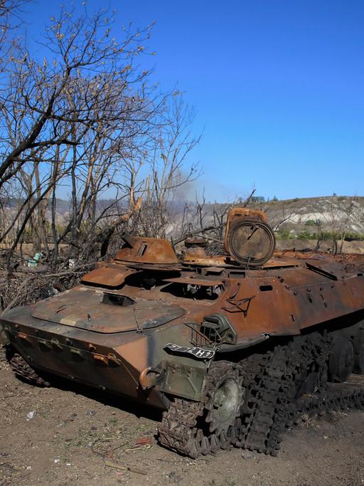 Ein zerstörter Panzer der ukrainischen Armee steht am 19. September 2014 in der Region Lugansk.