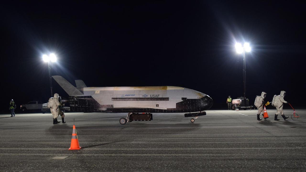 Das "Weltraumflugzeug" X-37B der US-Air Force nach seiner Landung am Kennedy Space Center, 27.10.2019. Das "Weltraumflugzeug" X-37B der US-Air Force nach seiner Landung am Kennedy Space Center, 27.10.2019.