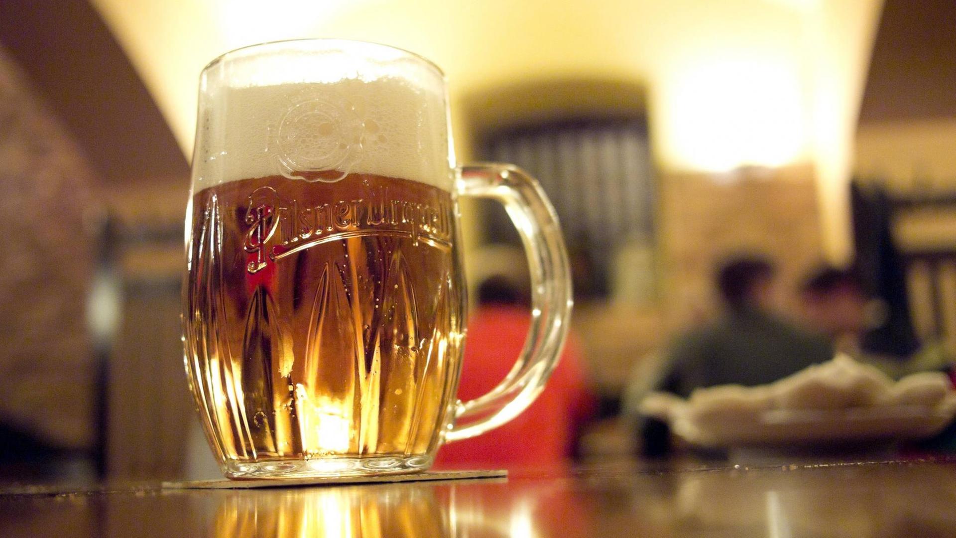 Ein Glas Pilsener Urquell Bier im Rudolfinum Bierkeller in Prag, Tschechische Republik. Ein Glas Pilsener Urquell Bier im Rudolfinum Bierkeller in Prag, Tschechische Republik.