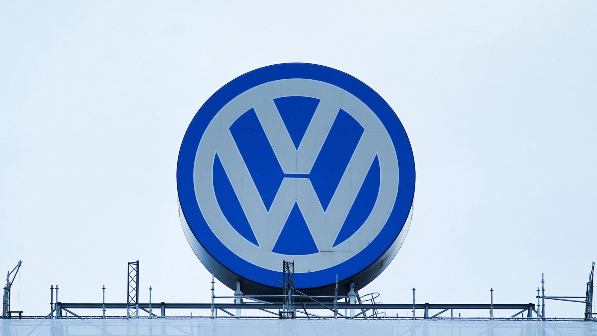 Logo vom Automobilhersteller Volkswagen VW am Verwaltungsgebäude in Wolfsburg Logo vom Automobilhersteller Volkswagen VW am Verwaltungsgebäude in Wolfsburg
