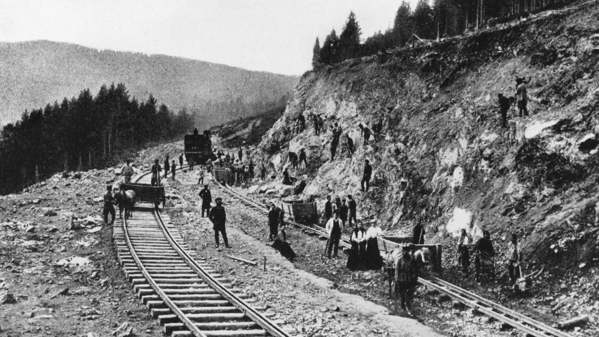 Arbeiter beim Bau eines Streckenabschnittes zwischen Jekatarinenburg und Tscheljabinsk. (Undatiert). Die Transsibirische Eisenbahn wurde von 1891 bis 1916 gebaut und verbindet Moskau mit Wladiwostok. Arbeiter beim Bau eines Streckenabschnittes zwischen Jekatarinenburg und Tscheljabinsk. (Undatiert). Die Transsibirische Eisenbahn wurde von 1891 bis 1916 gebaut und verbindet Moskau mit Wladiwostok.
