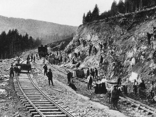 Arbeiter beim Bau eines Streckenabschnittes zwischen Jekatarinenburg und Tscheljabinsk. (Undatiert). Die Transsibirische Eisenbahn wurde von 1891 bis 1916 gebaut und verbindet Moskau mit Wladiwostok.
