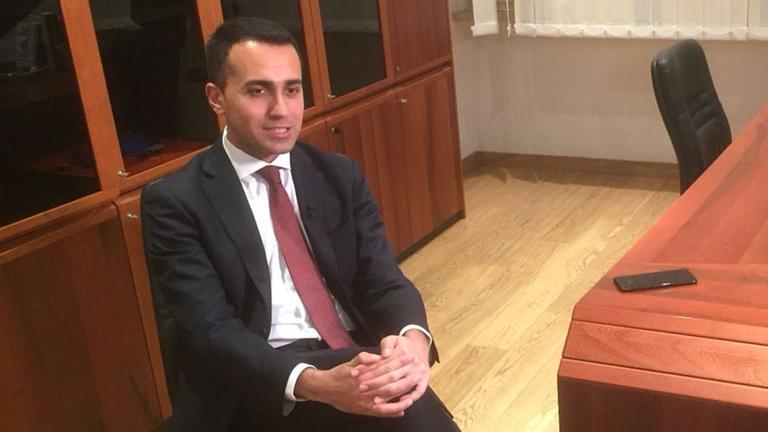 Luigi di Maio von der "Fünf-Sterne-Bewegung" sitzt auf seinem Stuhl am Schreibtisch und trägt Anzug und Krawatte. Luigi di Maio von der "Fünf-Sterne-Bewegung" sitzt auf seinem Stuhl am Schreibtisch und trägt Anzug und Krawatte.