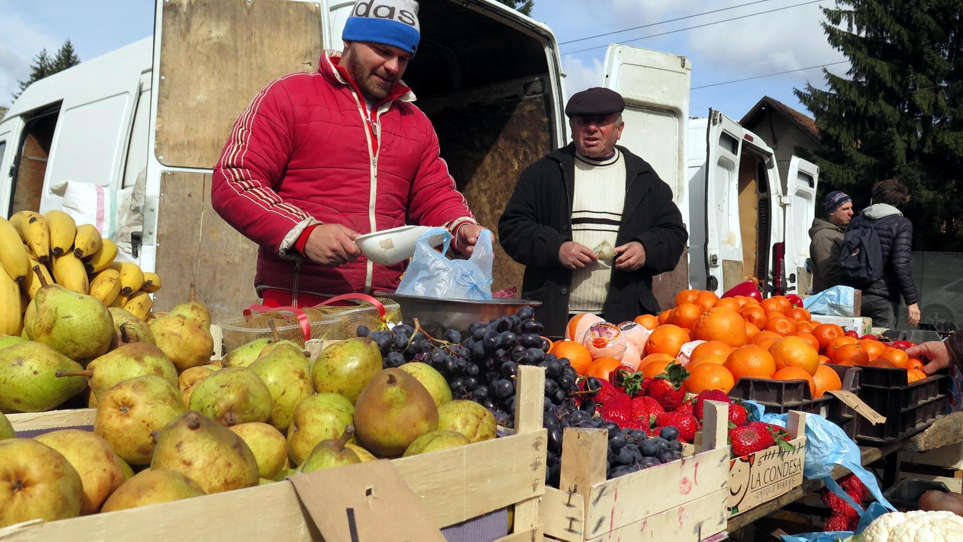 Marktstand im rumänischen Dorf Moisei Marktstand im rumänischen Dorf Moisei