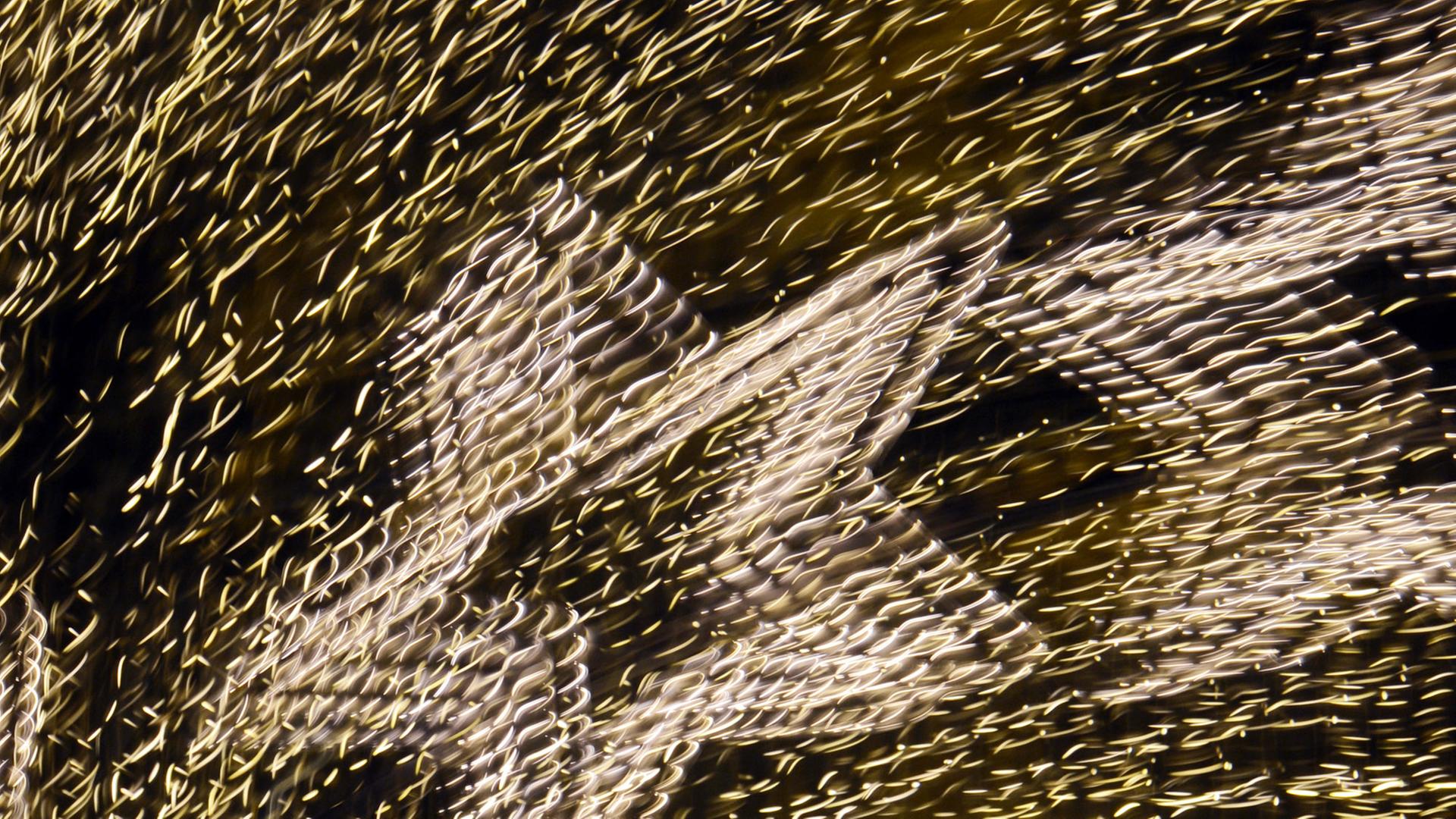 Illustration - Sterne aus Lichterketten und weitere Lichter hängen am 12.12.2012 in Berlin an den Potsdamer Platz Arkaden. (Wischeffekt durch Langzeitbelichtung.) Illustration - Sterne aus Lichterketten und weitere Lichter hängen am 12.12.2012 in Berlin an den Potsdamer Platz Arkaden. (Wischeffekt durch Langzeitbelichtung.)