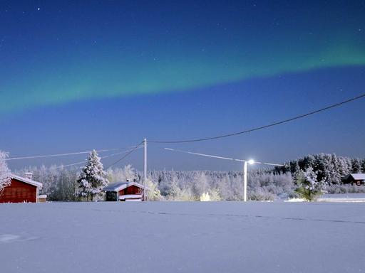Polarlicht ist am 02.02.2012 am Himmel über dem kleinen Dorf Anttis in Lappland in Nordschweden zu sehen. Die Leuchterscheinung (Elektrometeor) entsteht durch das Auftreffen geladener Teilchen des Sonnenwindes auf die Erdatmosphäre in den Polargebieten.
