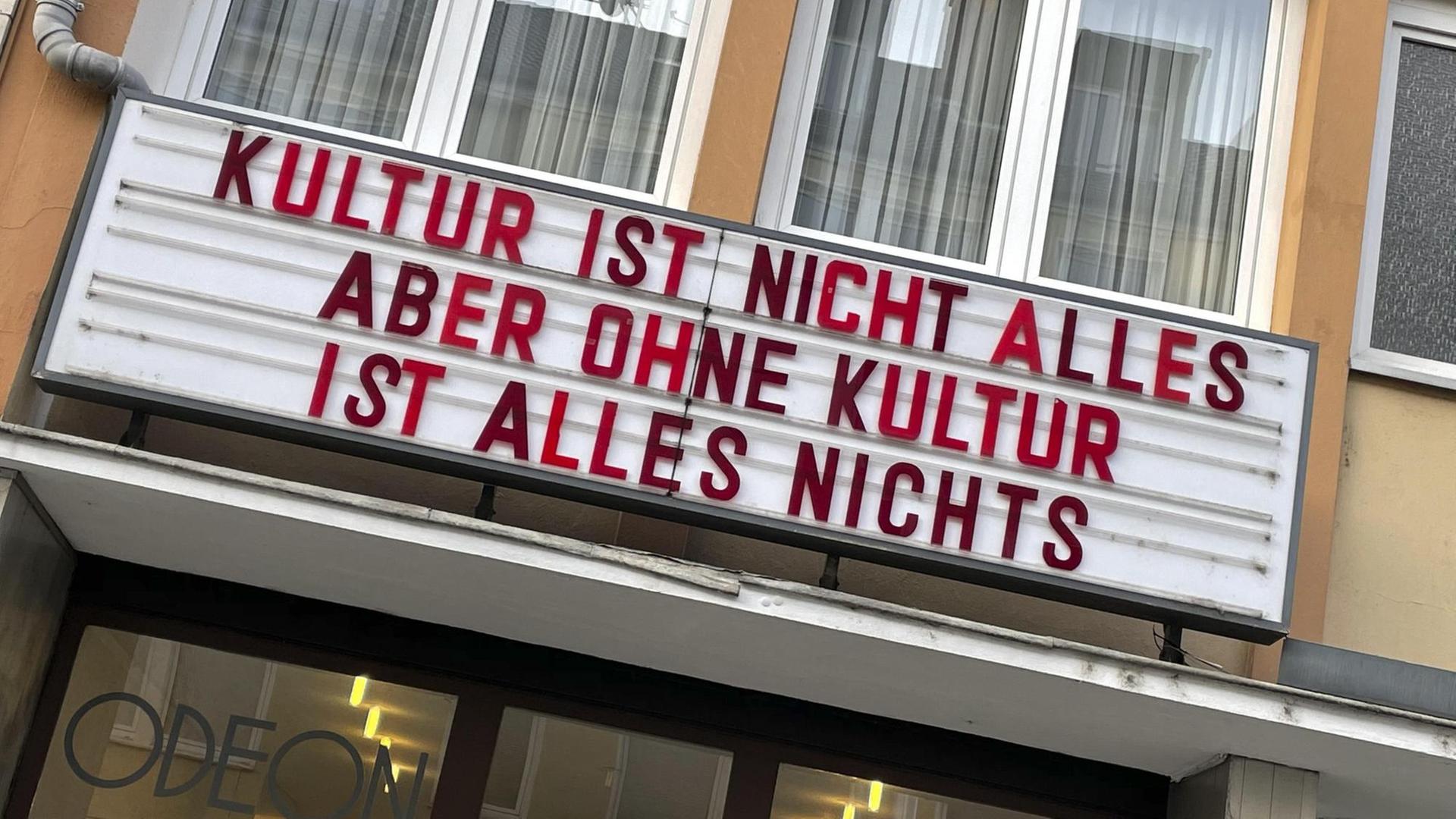 Das Kölner Kino Odeon mit der Aufschrift "Kultur ist nicht alles aber ohne Kultur ist alles nichts" Das Kölner Kino Odeon mit der Aufschrift "Kultur ist nicht alles aber ohne Kultur ist alles nichts"