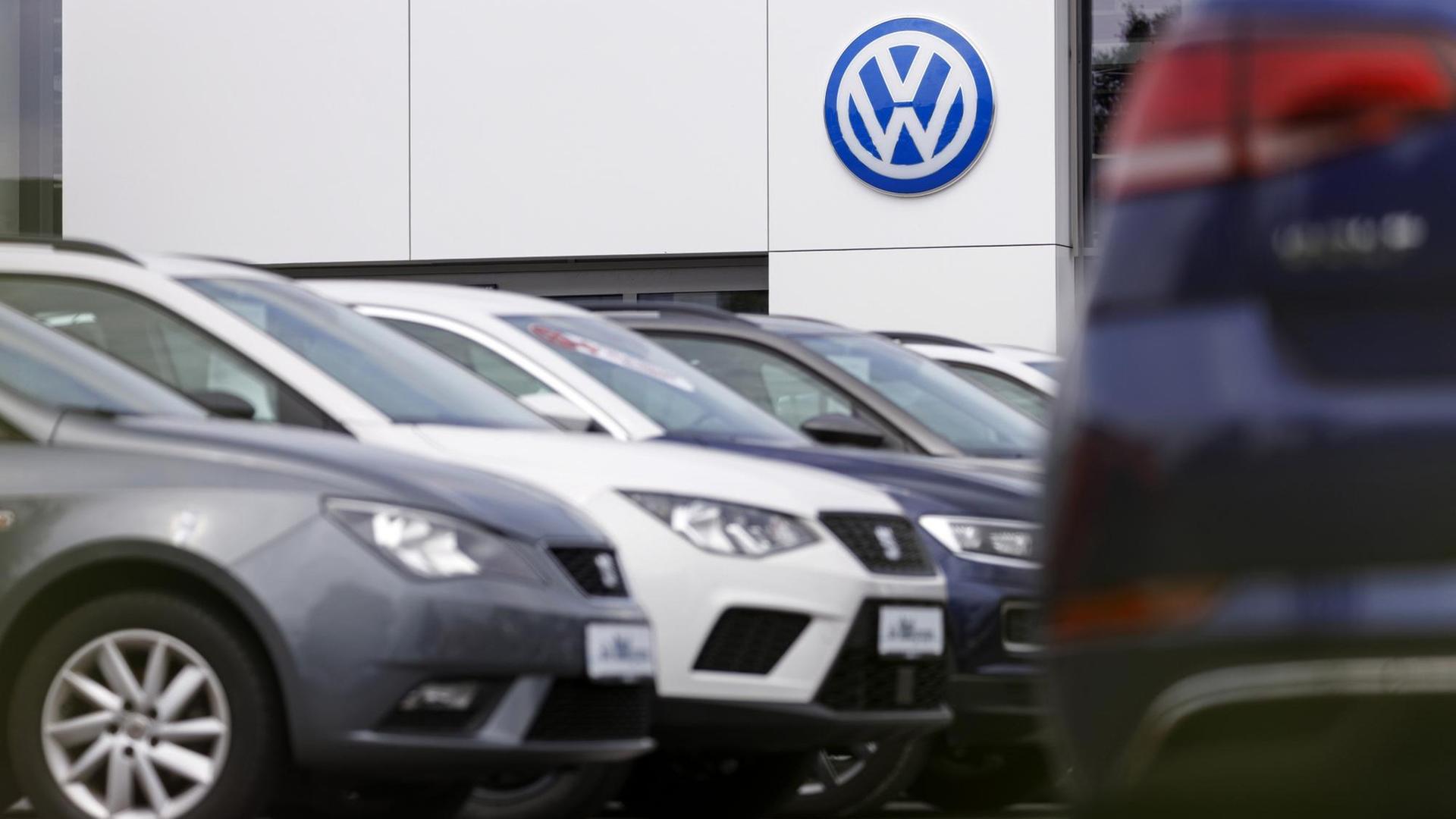 An einem Autohaus prangt das Logo des Volkswagen-Konzerns - aufgenommen aus dem öffentlichen Raum. Rheda-Wiedenbrück, An einem Autohaus prangt das Logo des Volkswagen-Konzerns - aufgenommen aus dem öffentlichen Raum. Rheda-Wiedenbrück,
