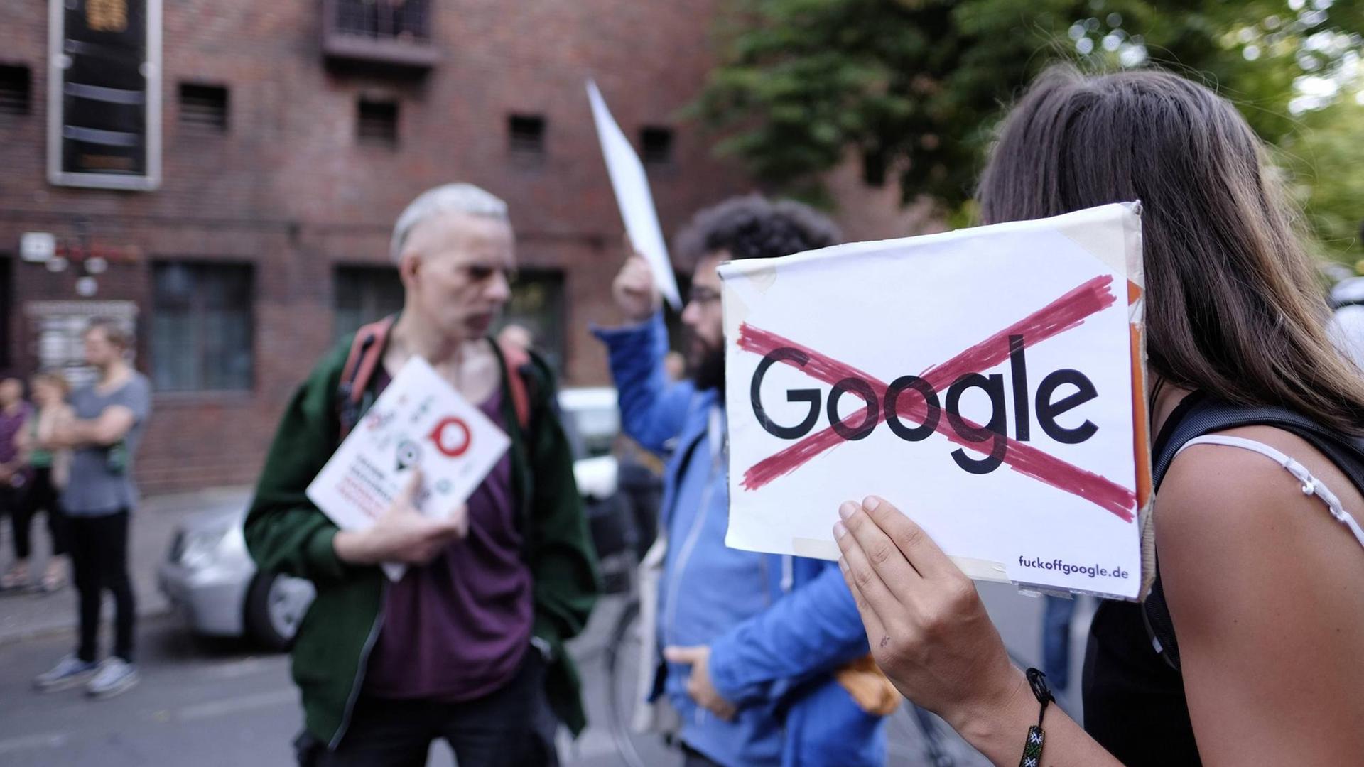 Anwohner protestieren gegen den geplanten Google-Campus am ehemaligen Umspannwerk in der Ohlauer Strasse in Berlin-Kreuzberg Anwohner protestieren gegen den geplanten Google-Campus am ehemaligen Umspannwerk in der Ohlauer Strasse in Berlin-Kreuzberg