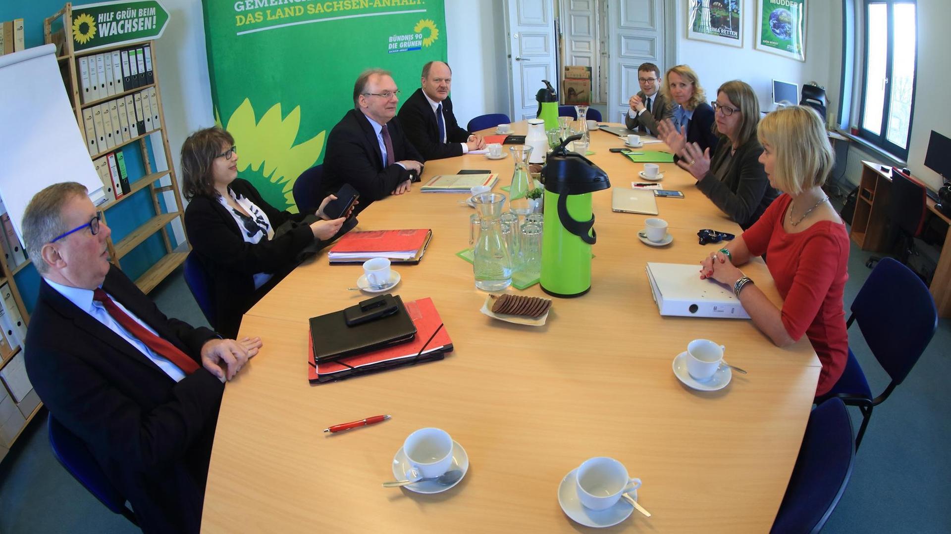 Bereits vor drei Tagen trafen sich die Vertreter von CDU, SPD und Grünen in Magdeburg zu Sondierungsgesprächen. Bereits vor drei Tagen trafen sich die Vertreter von CDU, SPD und Grünen in Magdeburg zu Sondierungsgesprächen.