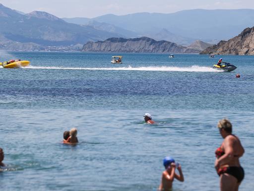 Im Juni 2014 baden Touristen auf der Krim im Schwarzen Meer.