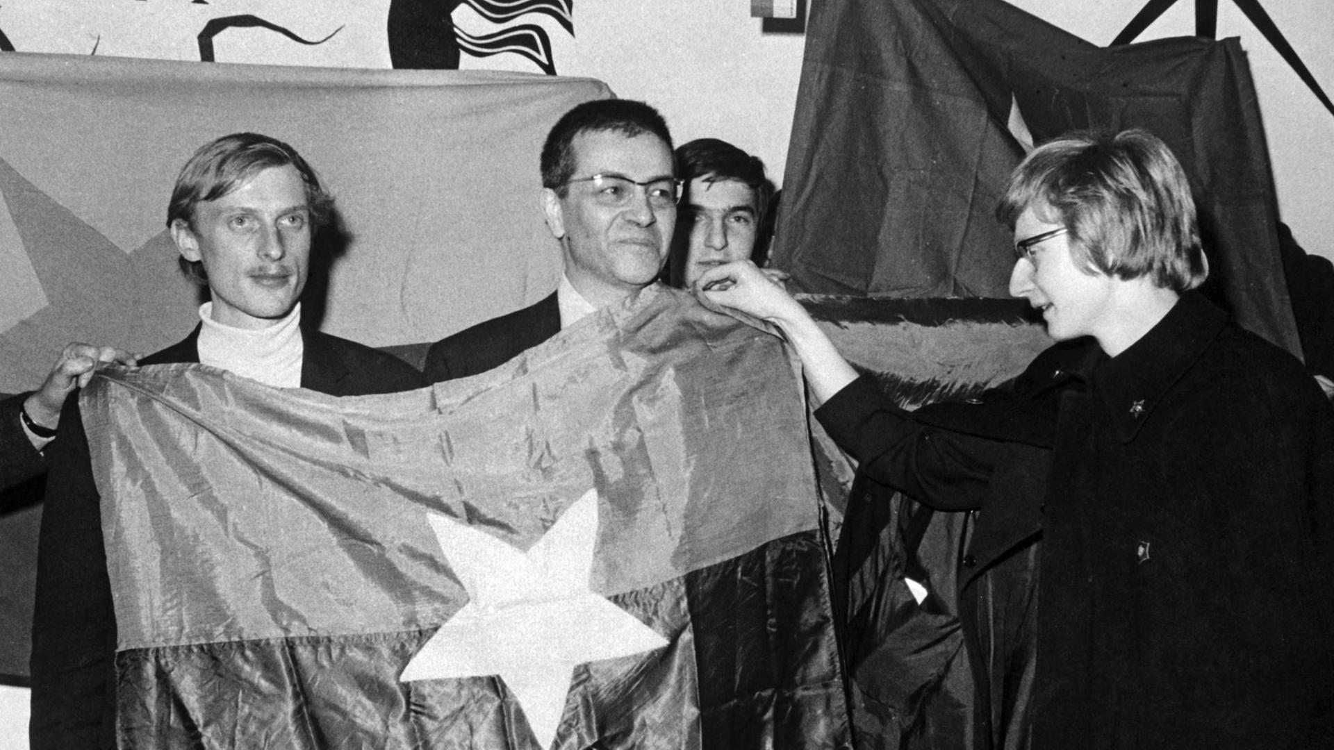 Der Dramatiker Peter Weiss (Mitte mit Brille) nach der erfolgreichen Welturaufführung seines Stücks "Vietnam-Diskurs" am 20.03.1968 in Frankfurt am Main. Eiune Gruppe von etwa 50 jungen Theaterbesuchern entfaltete nach der Aufführung auf der Bühne Vietcong-Fahnen. Der Dramatiker Peter Weiss (Mitte mit Brille) nach der erfolgreichen Welturaufführung seines Stücks "Vietnam-Diskurs" am 20.03.1968 in Frankfurt am Main. Eiune Gruppe von etwa 50 jungen Theaterbesuchern entfaltete nach der Aufführung auf der Bühne Vietcong-Fahnen.