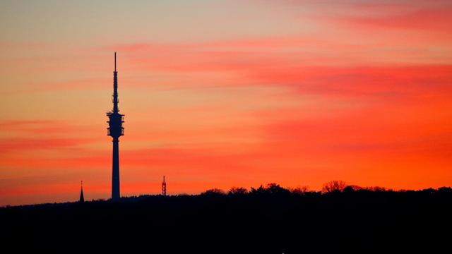 Blick in Berlin nach Sonnenuntergang auf den Fernmeldeturm Berlin-Schäferberg.