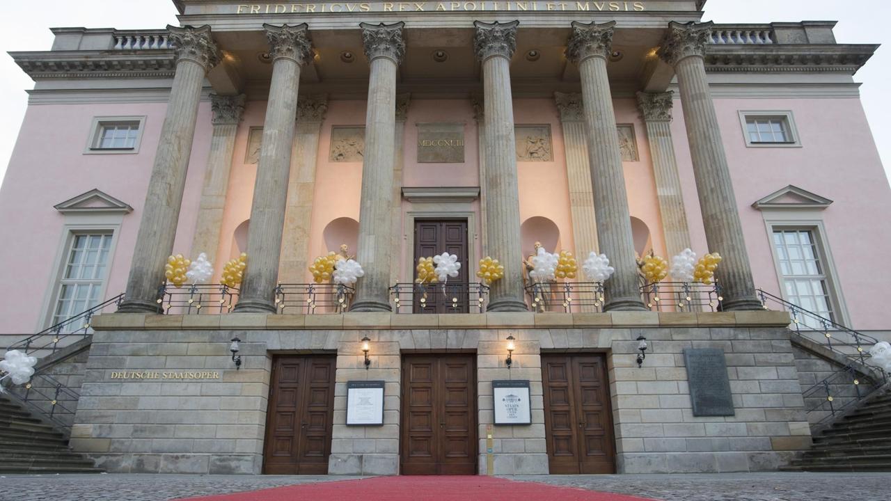 Berliner Staatsoper, Haus Unter den Linden, nach der feierlichen Wiedereröffnung. Berliner Staatsoper, Haus Unter den Linden, nach der feierlichen Wiedereröffnung.