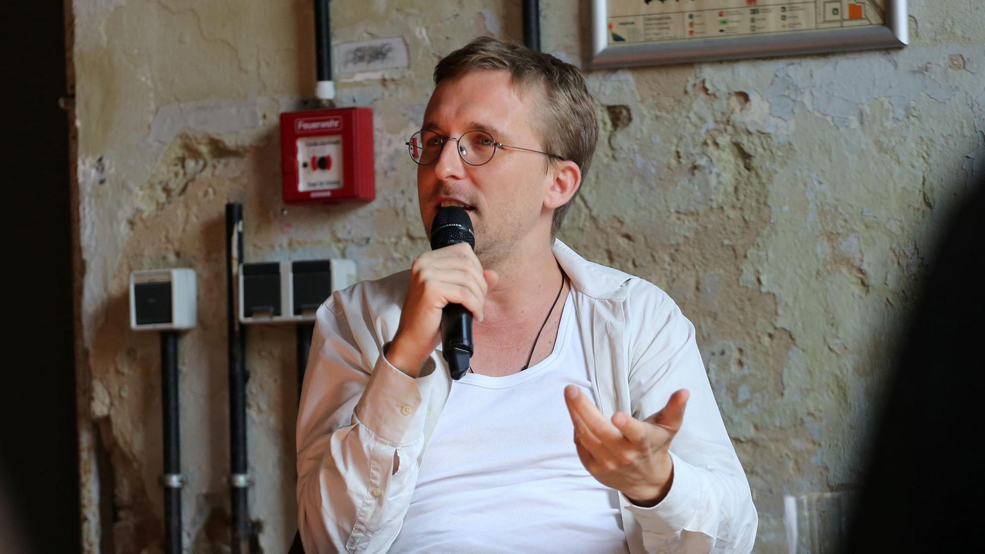 Der Regisseur Boris Nikitin spricht am 06.08.2014 in der Gebläsehalle in Duisburg während der Auftaktpressekonferenz der Ruhrtriennale 2014.