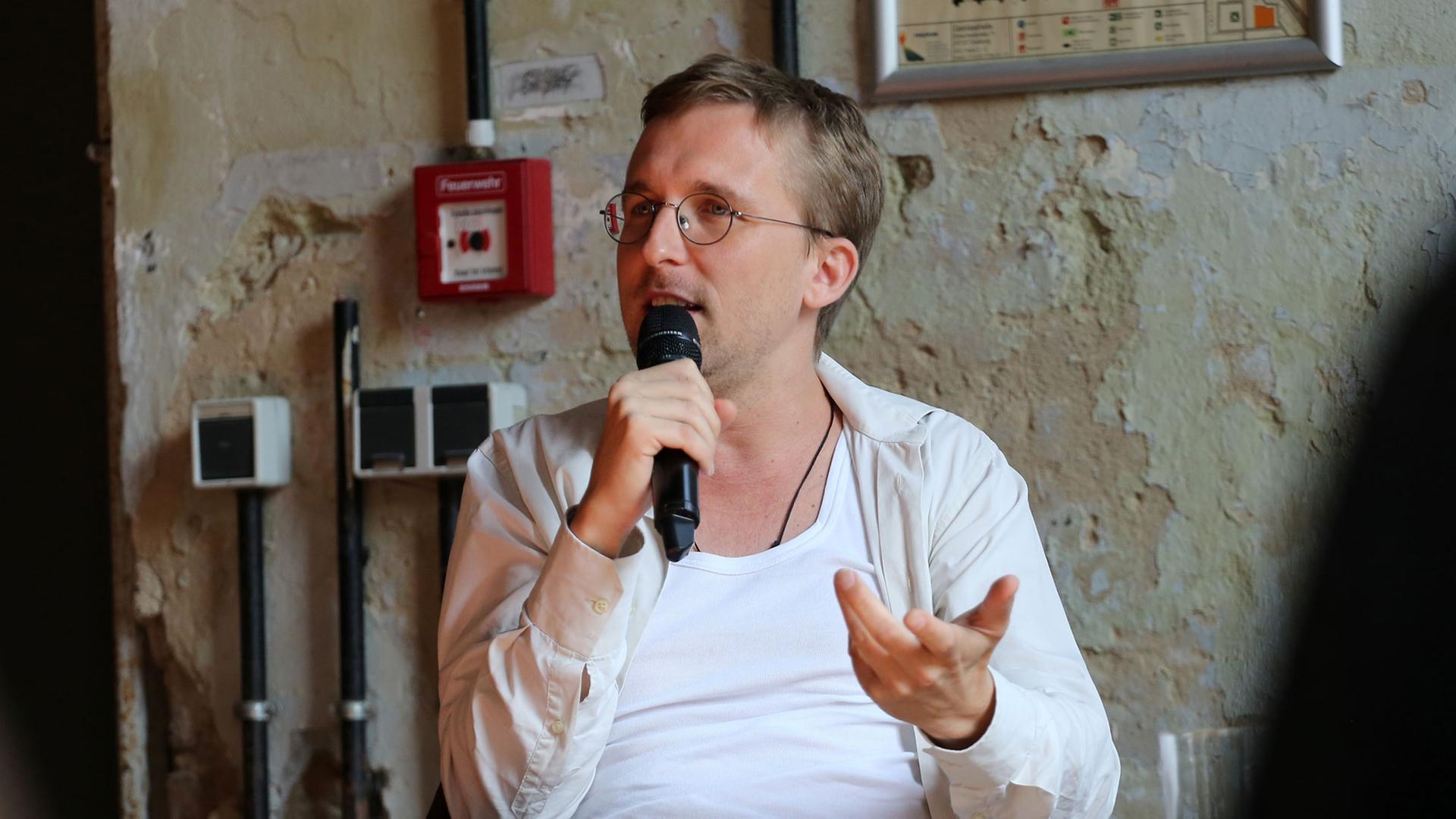 Der Regisseur Boris Nikitin spricht am 06.08.2014 in der Gebläsehalle in Duisburg während der Auftaktpressekonferenz der Ruhrtriennale 2014. Der Regisseur Boris Nikitin spricht am 06.08.2014 in der Gebläsehalle in Duisburg während der Auftaktpressekonferenz der Ruhrtriennale 2014.
