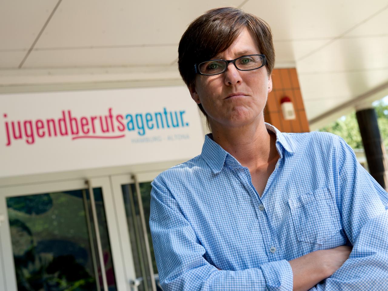 Inge Hannemann wurde von ihrem Job im Jobcenter suspendiert, weil sie öffentlich äußerte, das "System Hartz IV" als menschenunwürdig abzulehnen. Mit verschränkten Armen vor einem Jobcenter stehend. Inge Hannemann wurde von ihrem Job im Jobcenter suspendiert, weil sie öffentlich äußerte, das "System Hartz IV" als menschenunwürdig abzulehnen. Mit verschränkten Armen vor einem Jobcenter stehend.