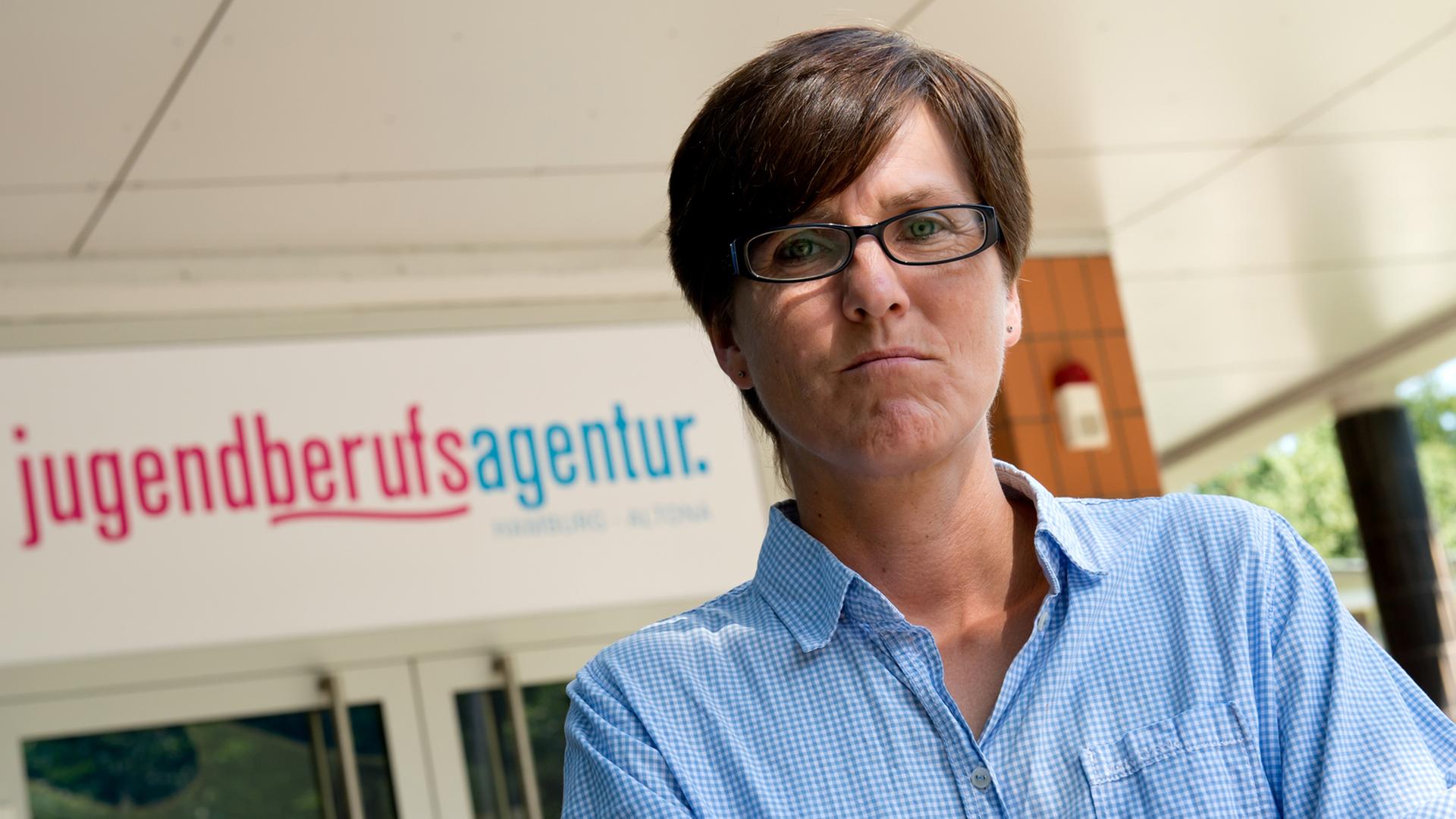 Inge Hannemann wurde von ihrem Job im Jobcenter suspendiert, weil sie öffentlich äußerte, das "System Hartz IV" als menschenunwürdig abzulehnen. Mit verschränkten Armen vor einem Jobcenter stehend. Inge Hannemann wurde von ihrem Job im Jobcenter suspendiert, weil sie öffentlich äußerte, das "System Hartz IV" als menschenunwürdig abzulehnen. Mit verschränkten Armen vor einem Jobcenter stehend.