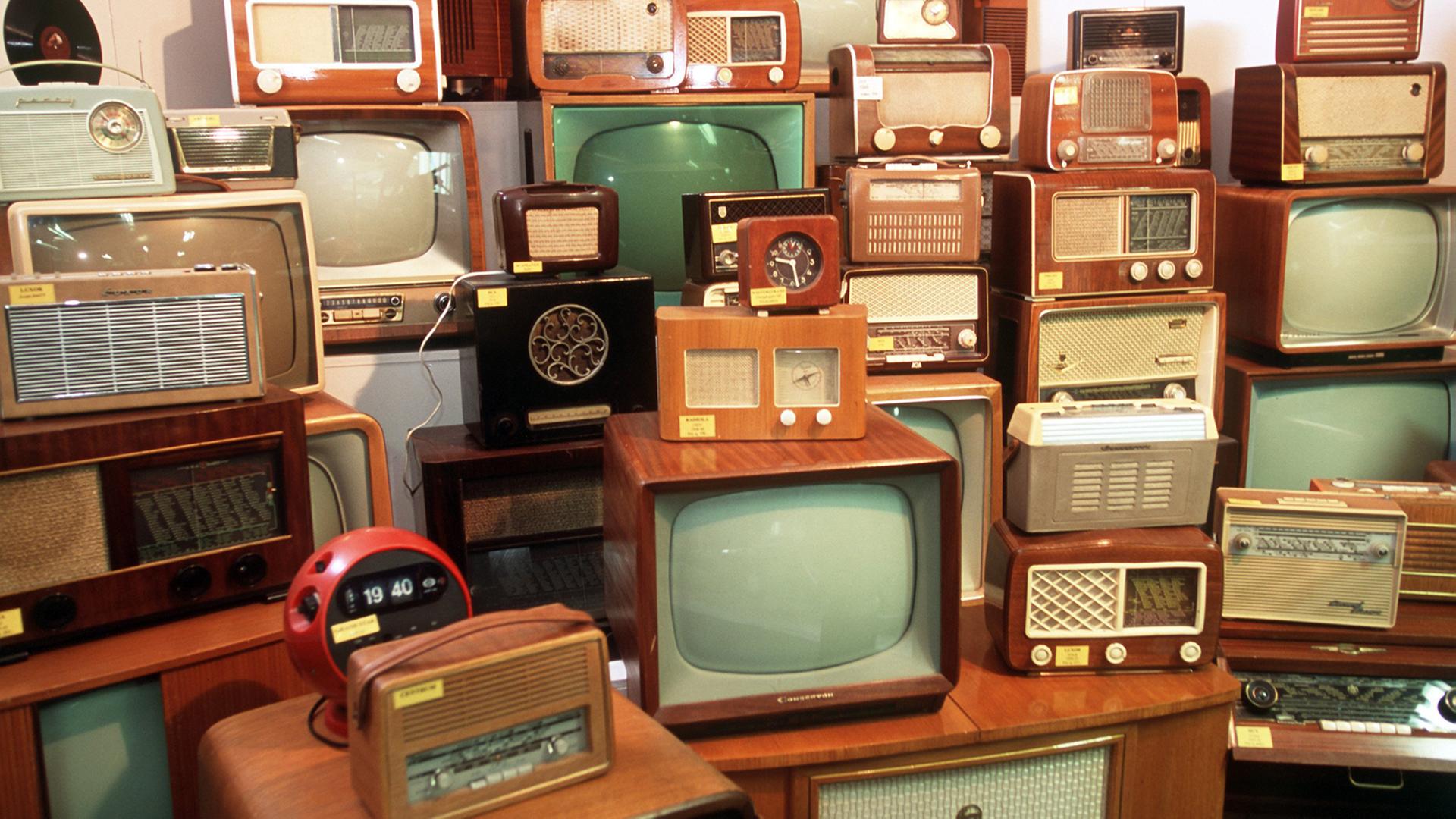 Eine Sammlung von Fernsehgeräten, Radios und Radioweckern aus den Anfängen der Unterhaltungsindustrie