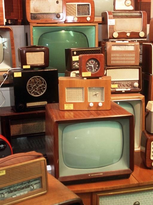 Eine Sammlung von Fernsehgeräten, Radios und Radioweckern aus den Anfängen der Unterhaltungsindustrie