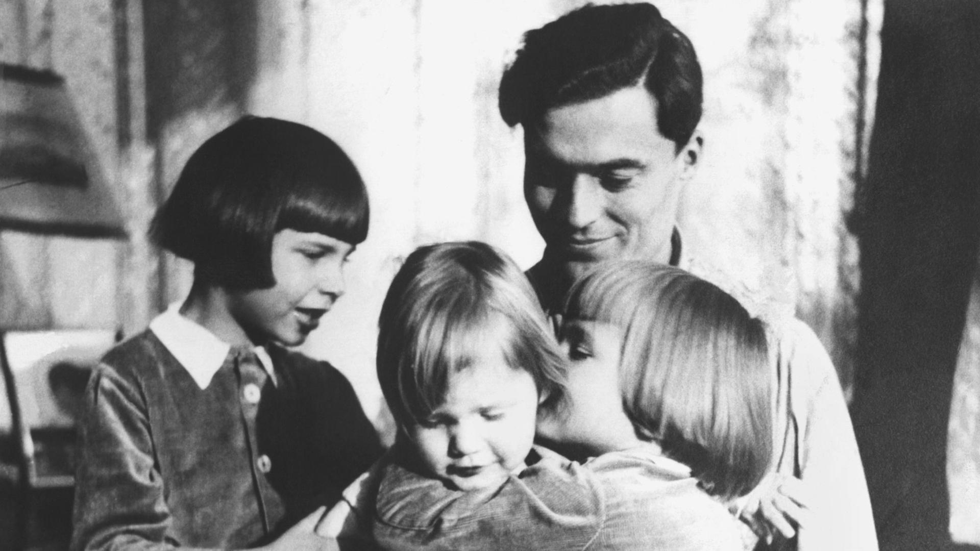 Offizier und spätere Widerstandskämpfer Claus Schenk Graf von Stauffenberg im Jahr 1940 mit seinen Kindern Offizier und spätere Widerstandskämpfer Claus Schenk Graf von Stauffenberg im Jahr 1940 mit seinen Kindern