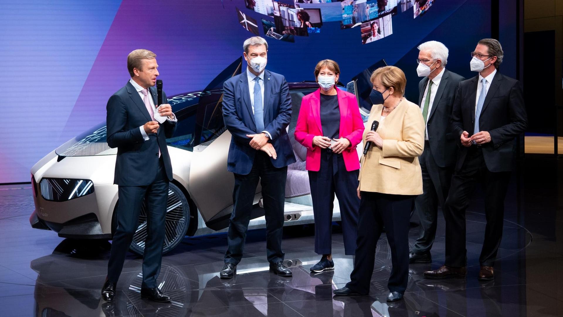 Bayern, München: Oliver Zipse (l-r), Vorstandsvorsitzender der BMW AG, Markus Söder (CSU), Ministerpräsident von Bayern, Hildegard Müller, Präsidentin des Verbandes der Automobilindustrie (VDA), Bundeskanzlerin Angela Merkel (CDU), Winfried Kretschmann (Bündnis90/Die Grünen), Ministerpräsident von Baden-Württemberg, und Andreas Scheuer (CSU), Bundesverkehrsminister, schauen sich am Messestand von BMW während der Internationalen Automobil-Ausstellung (IAA Mobility) den «BMW i Vision Circular». Bayern, München: Oliver Zipse (l-r), Vorstandsvorsitzender der BMW AG, Markus Söder (CSU), Ministerpräsident von Bayern, Hildegard Müller, Präsidentin des Verbandes der Automobilindustrie (VDA), Bundeskanzlerin Angela Merkel (CDU), Winfried Kretschmann (Bündnis90/Die Grünen), Ministerpräsident von Baden-Württemberg, und Andreas Scheuer (CSU), Bundesverkehrsminister, schauen sich am Messestand von BMW während der Internationalen Automobil-Ausstellung (IAA Mobility) den «BMW i Vision Circular».