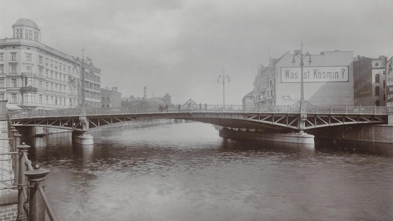 Weidendammer Brücke im Jahr 1897, Fotografie von Hermann Rückwardt (1845-1919), Kollodiumpapier, glänzend, 60 × 80 cm | Weidendammer Brücke im Jahr 1897, Fotografie von Hermann Rückwardt (1845-1919), Kollodiumpapier, glänzend, 60 × 80 cm |