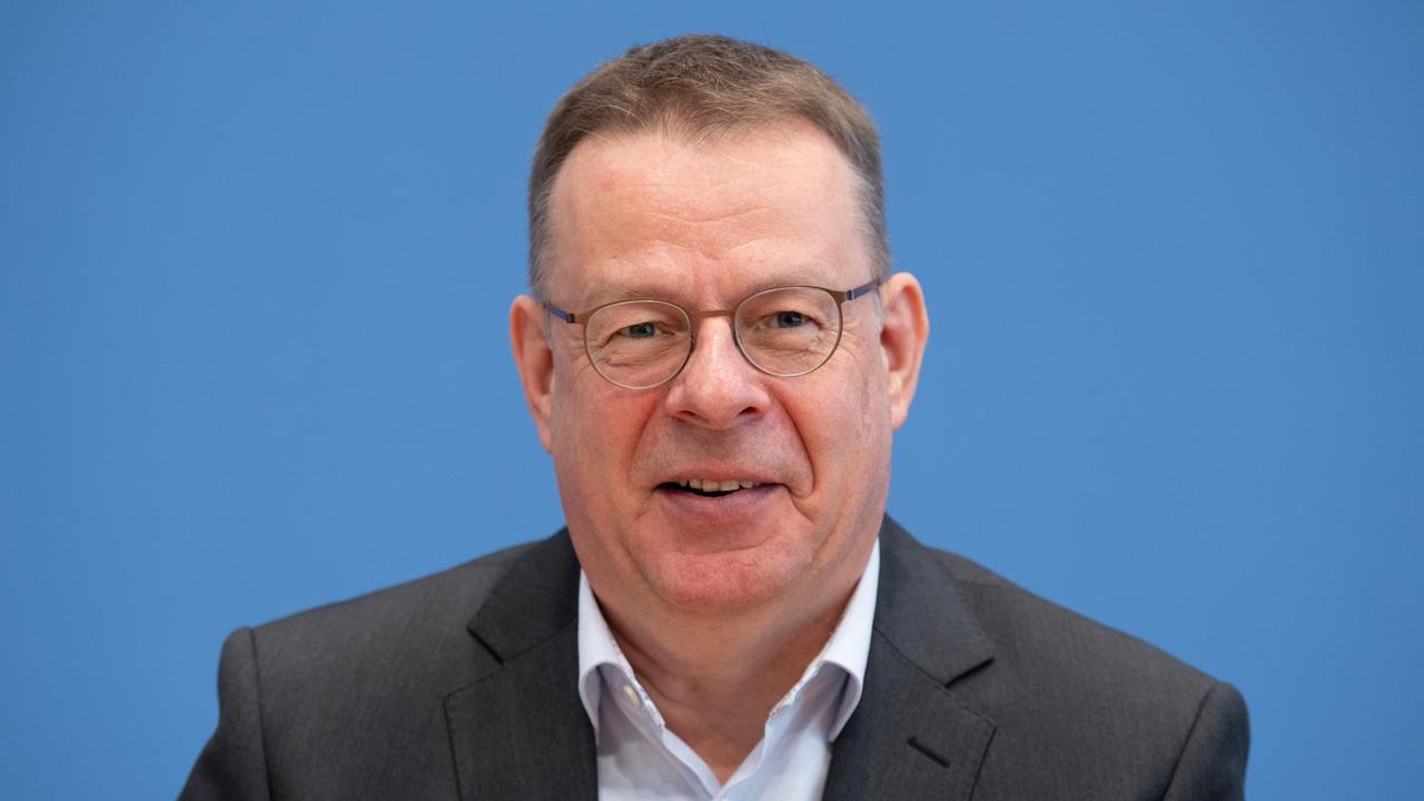 Felix Christian Matthes, Energieexperte, lächelt während einer Pressekonferenz. Felix Christian Matthes, Energieexperte, lächelt während einer Pressekonferenz.